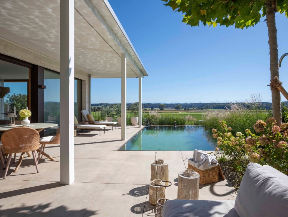 bild-neben-text-pool-kobi-immobilien-tablet