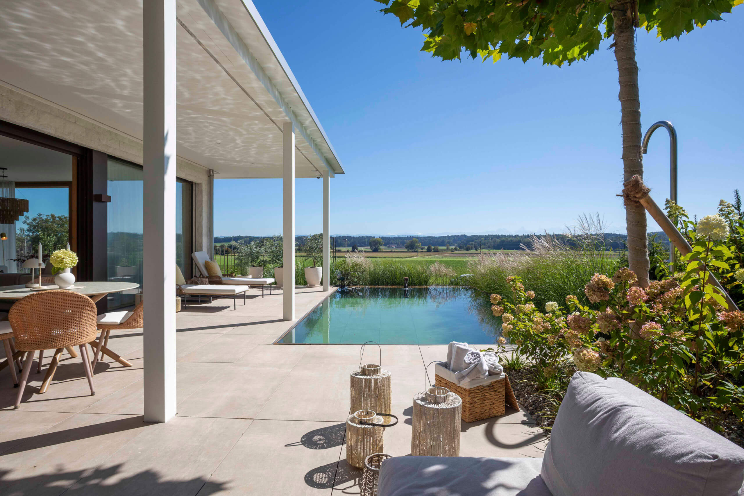 Immobilienbewertung eines modernen Hauses mit Terasse und Pool durch Kobi Immobilien